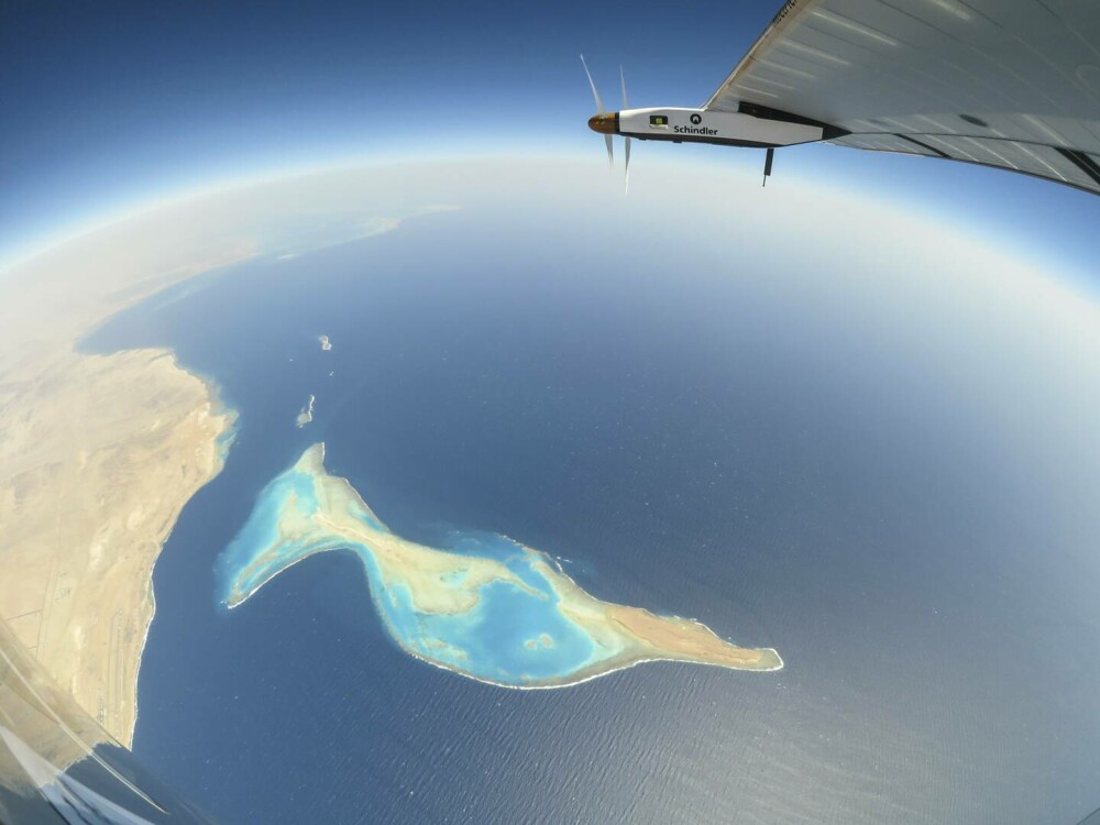 Solar Impulse 2, avionul alimentat cu energie solară care poate rămâne în aer chiar și luni de zile | GALERIE FOTO - Imaginea 1