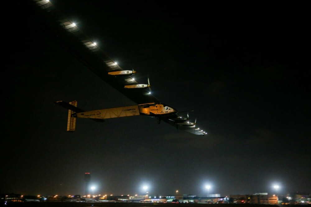 Solar Impulse 2, avionul alimentat cu energie solară care poate rămâne în aer chiar și luni de zile | GALERIE FOTO - Imaginea 6