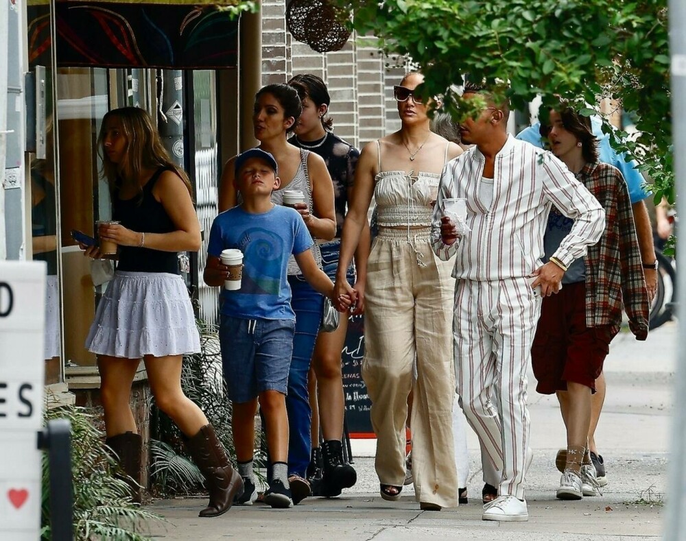 Cum au fost surprinși Jennifer Lopez și Ben Affleck înainte de petrecerea de nuntă de 8 milioane $. GALERIE FOTO - Imaginea 1