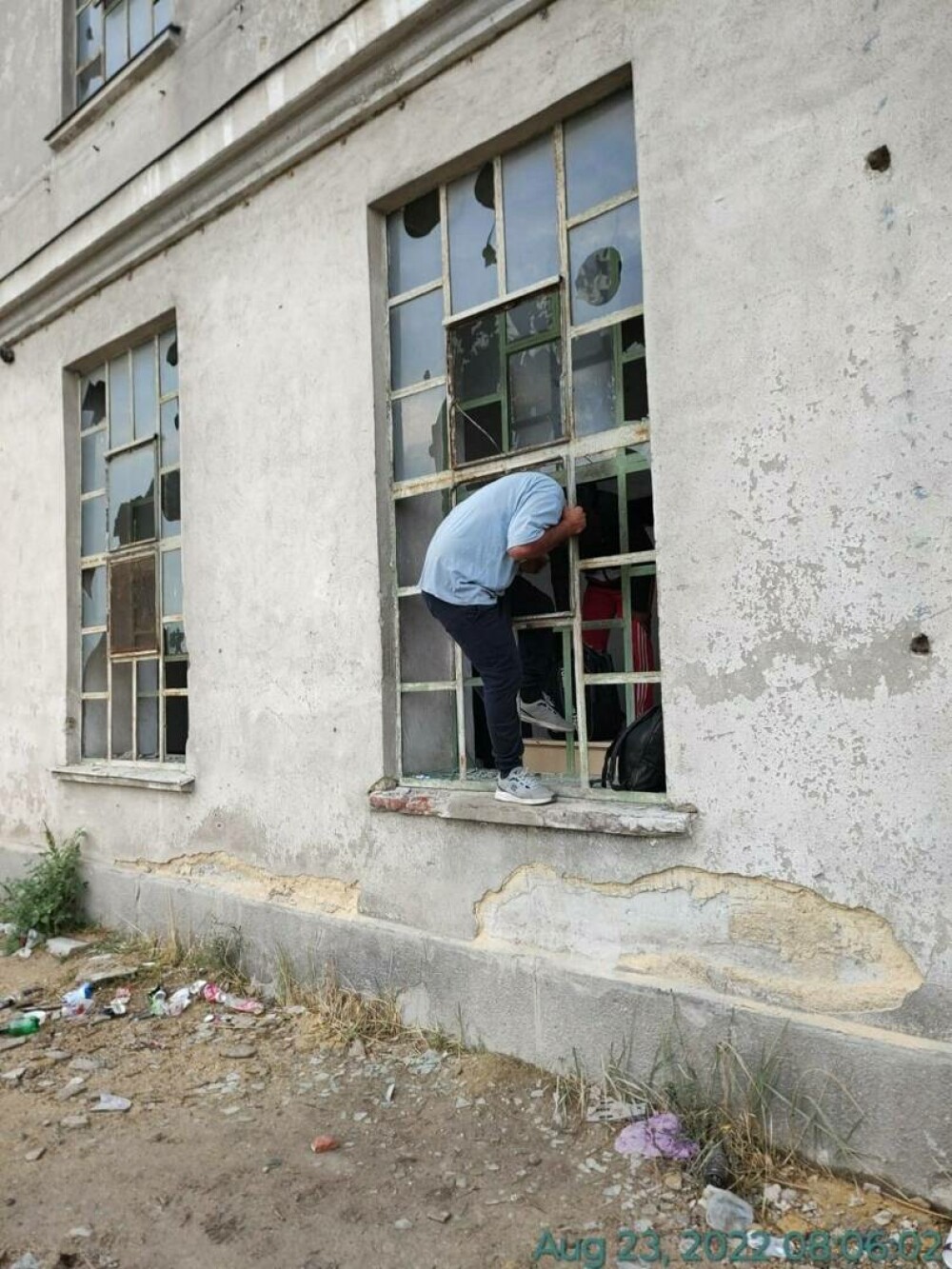 Peste 80 de migranți au fost depistați în clădirea dezafectată a unei fabrici din Timișoara | GALERIE FOTO - Imaginea 4