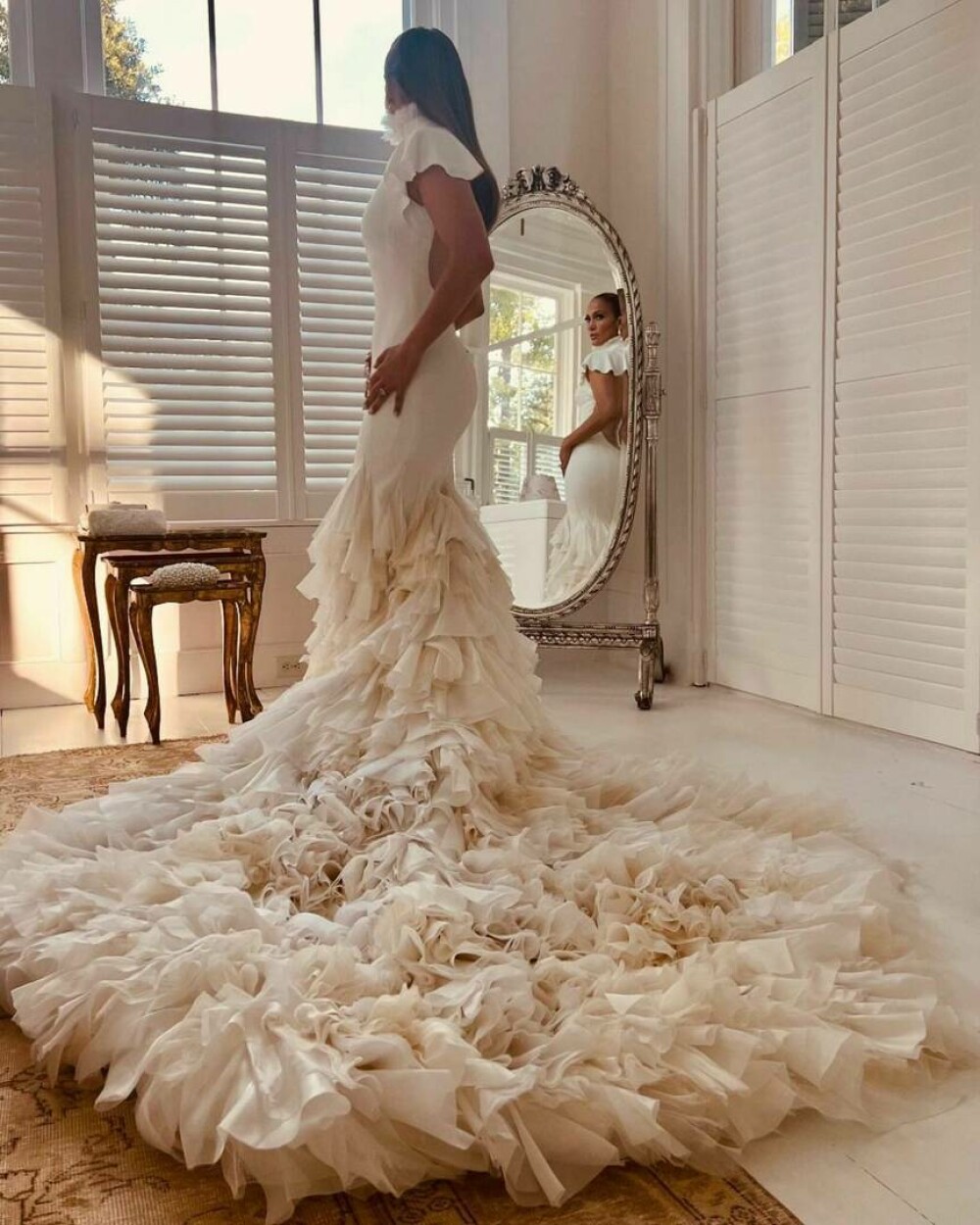 Jennifer Lopez a publicat fotografii cu rochiile de mireasă de la nunta cu Ben Affleck | GALERIE FOTO - Imaginea 1