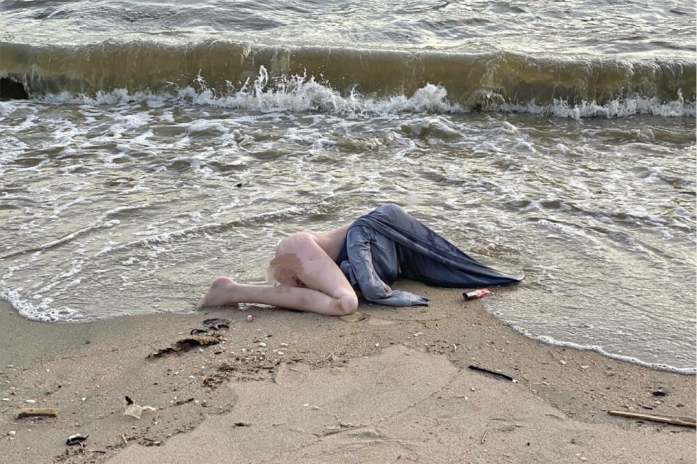 Mai mulți turiști credeau că au găsit pe plajă cadavrul unei femei și au alertat poliția. Ce era, de fapt, pe nisip - Imaginea 9