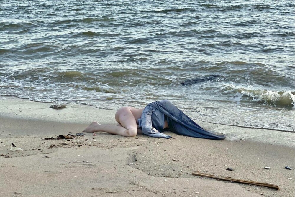 Mai mulți turiști credeau că au găsit pe plajă cadavrul unei femei și au alertat poliția. Ce era, de fapt, pe nisip - Imaginea 6