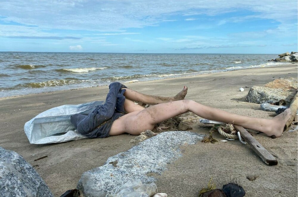 Mai mulți turiști credeau că au găsit pe plajă cadavrul unei femei și au alertat poliția. Ce era, de fapt, pe nisip - Imaginea 4