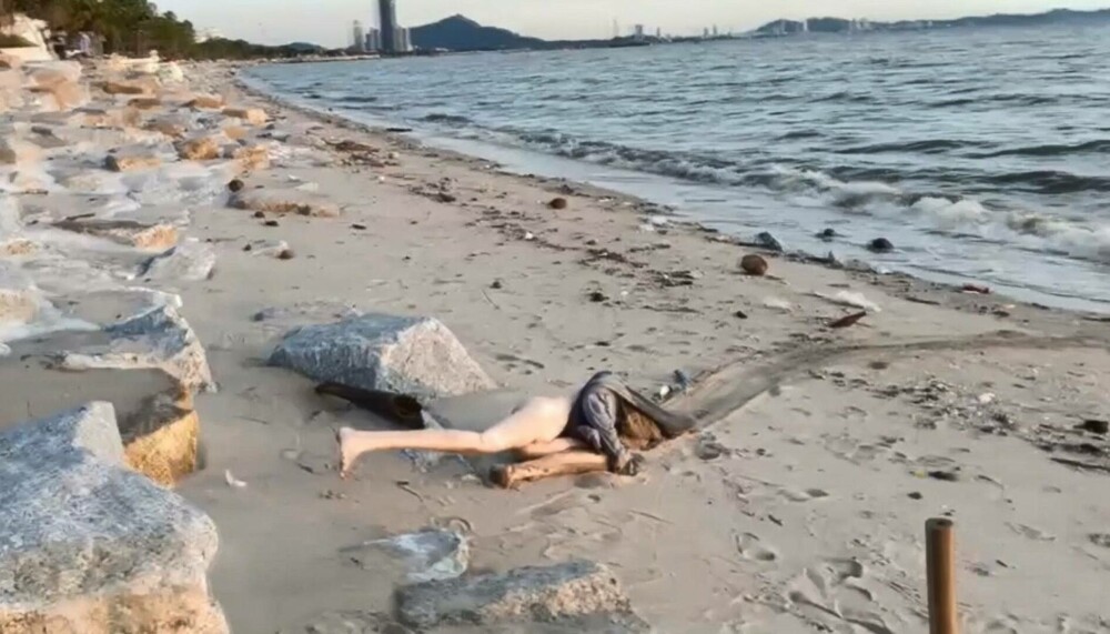 Mai mulți turiști credeau că au găsit pe plajă cadavrul unei femei și au alertat poliția. Ce era, de fapt, pe nisip - Imaginea 3