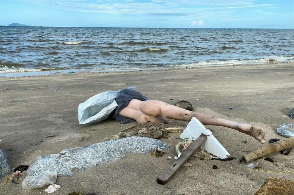 Mai mulți turiști credeau că au găsit pe plajă cadavrul unei femei și au alertat poliția. Ce era, de fapt, pe nisip - Imaginea 2