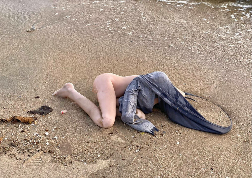 Mai mulți turiști credeau că au găsit pe plajă cadavrul unei femei și au alertat poliția. Ce era, de fapt, pe nisip - Imaginea 1
