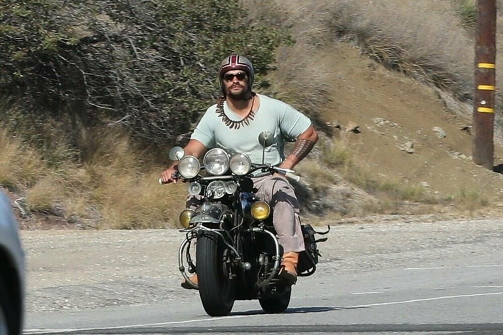 Imagini de colecție. Jason Momoa, surprins pe o motocicletă de epocă în Malibu. GALERIE FOTO - Imaginea 1