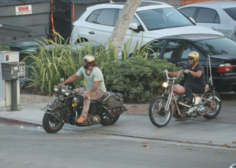 Imagini de colecție. Jason Momoa, surprins pe o motocicletă de epocă în Malibu. GALERIE FOTO - Imaginea 3