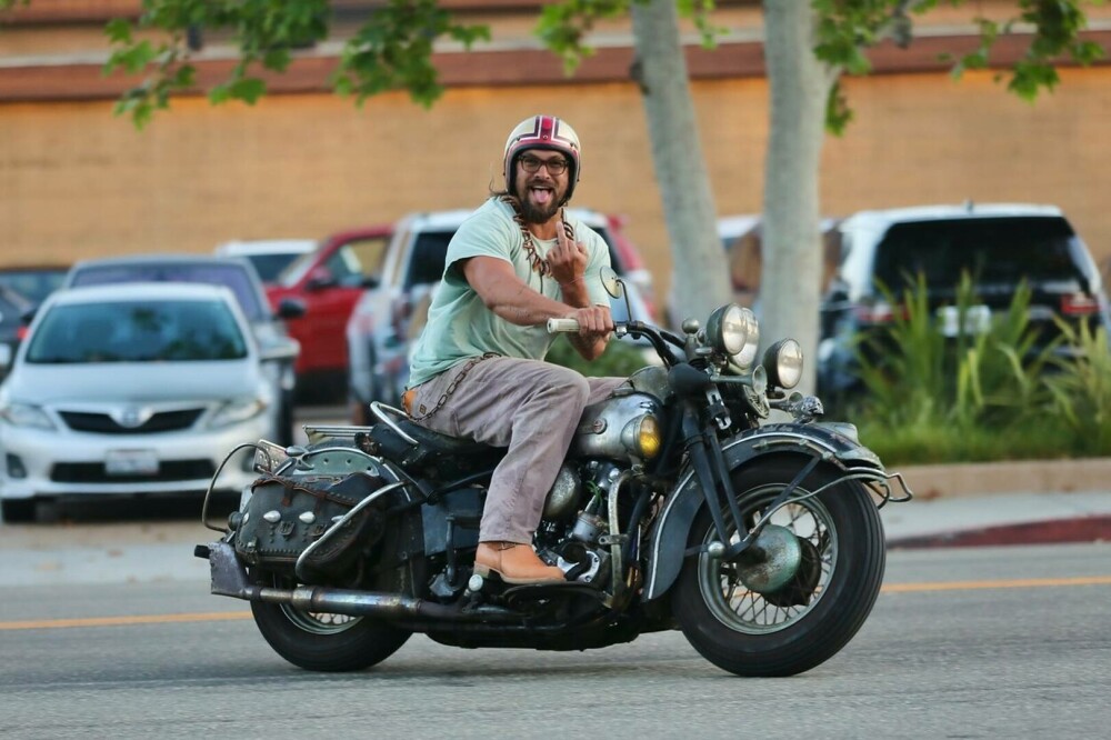 Imagini de colecție. Jason Momoa, surprins pe o motocicletă de epocă în Malibu. GALERIE FOTO - Imaginea 4