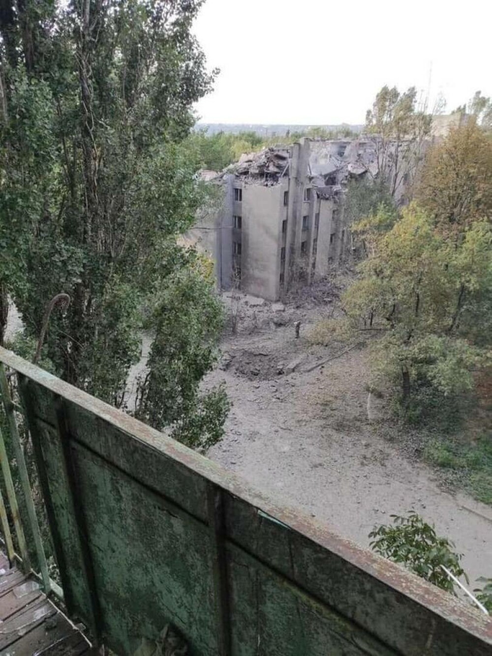 Directorul regional din Lugansk: “200 de ruși, uciși într-un atac cu rachete”. Cum arată zona atacată. GALERIE FOTO - Imaginea 4