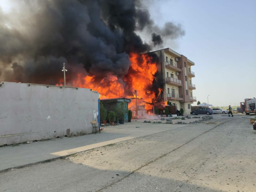 Incendiu devastator la o biserică din Constanţa. O persoană a fost rănită şi transportată la spital | FOTO & VIDEO - Imaginea 1