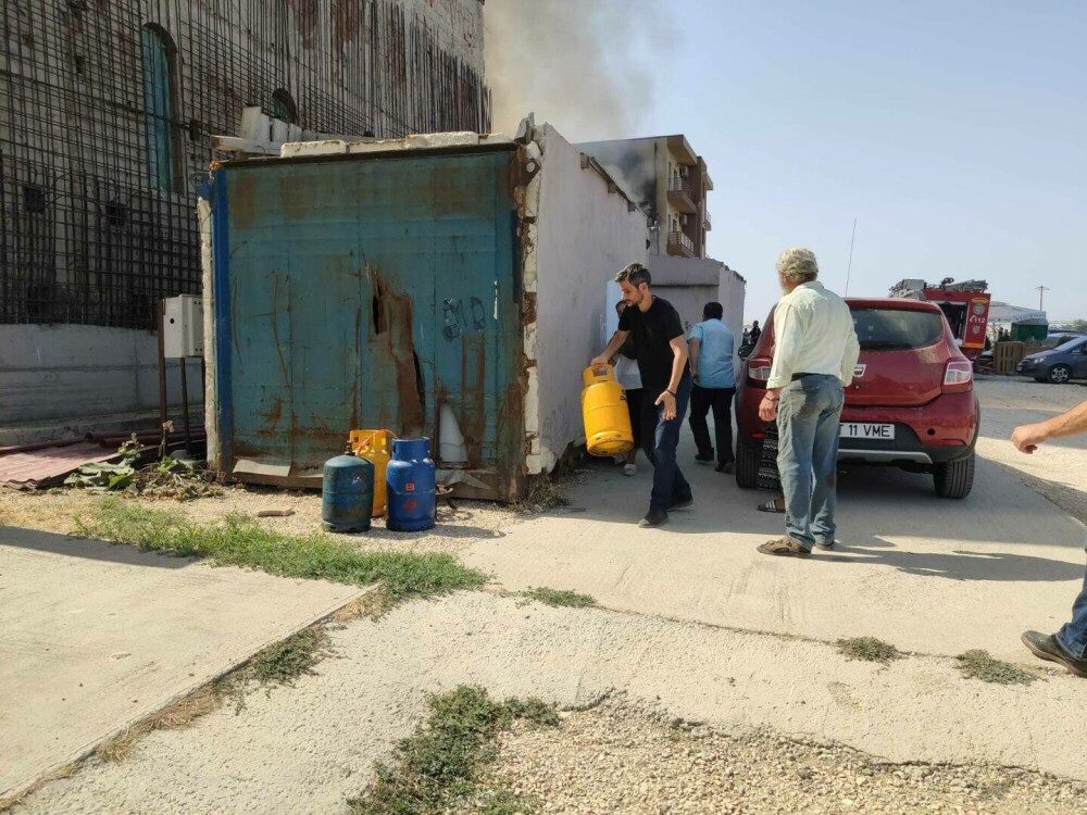 Incendiu devastator la o biserică din Constanţa. O persoană a fost rănită şi transportată la spital | FOTO & VIDEO - Imaginea 2