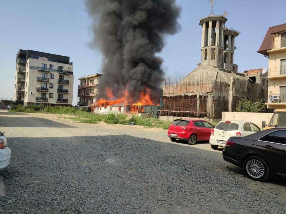 Incendiu devastator la o biserică din Constanţa. O persoană a fost rănită şi transportată la spital | FOTO & VIDEO - Imaginea 4