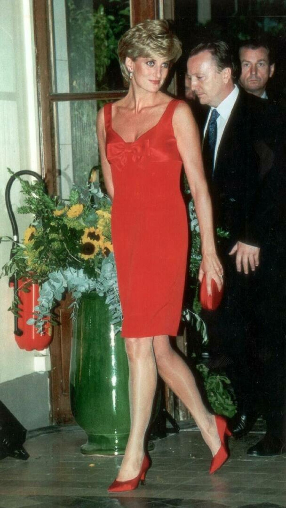 Cele mai cunoscute ținute ale Prințesei Diana. Inspirație în modă: Eleganța și stilul lui Lady Di | GALERIE FOTO - Imaginea 8
