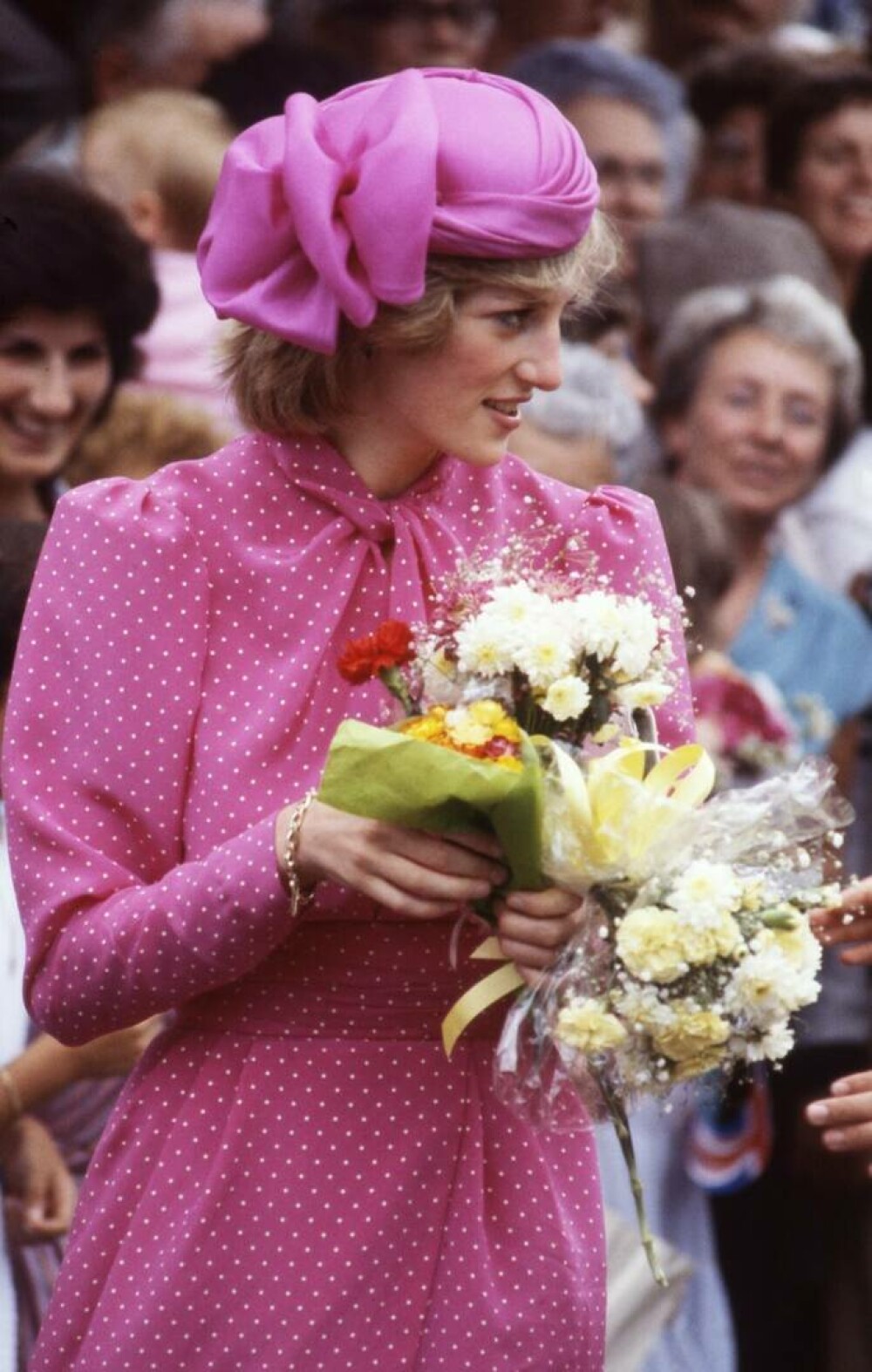 Cele mai cunoscute ținute ale Prințesei Diana. Inspirație în modă: Eleganța și stilul lui Lady Di | GALERIE FOTO - Imaginea 7