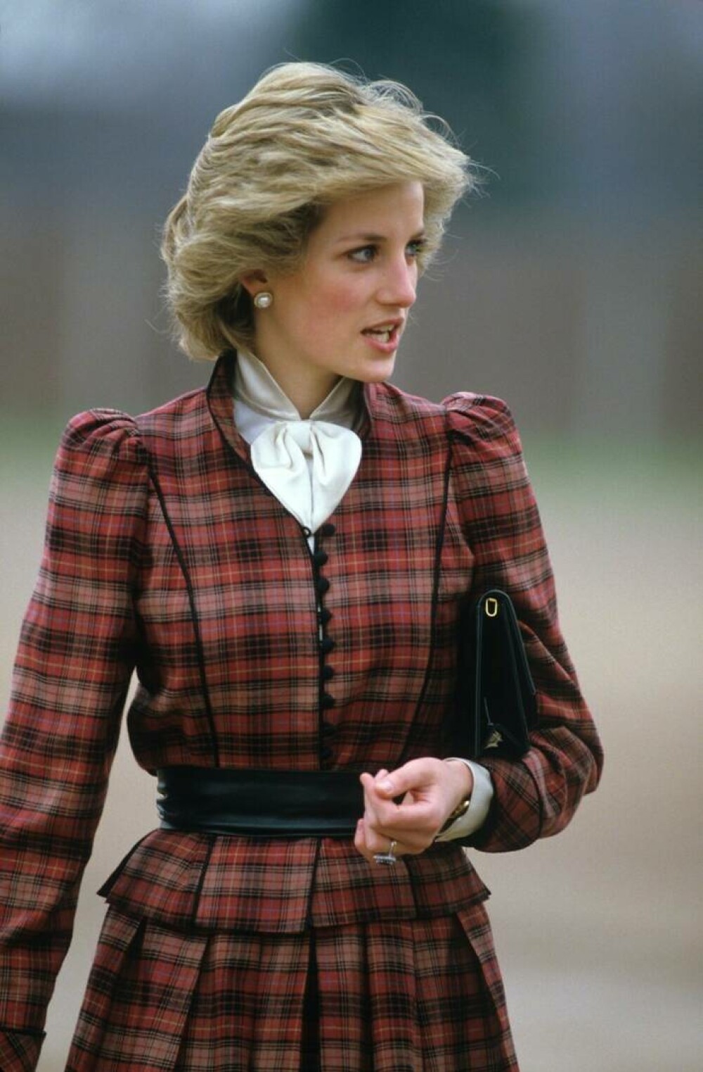 Cele mai cunoscute ținute ale Prințesei Diana. Inspirație în modă: Eleganța și stilul lui Lady Di | GALERIE FOTO - Imaginea 1