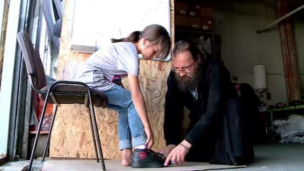 Georgiana primește haine noi doar când începe școala. Părintele Damaschin a făcut fericiți mii de copii sărmani din Moldova - Imaginea 4