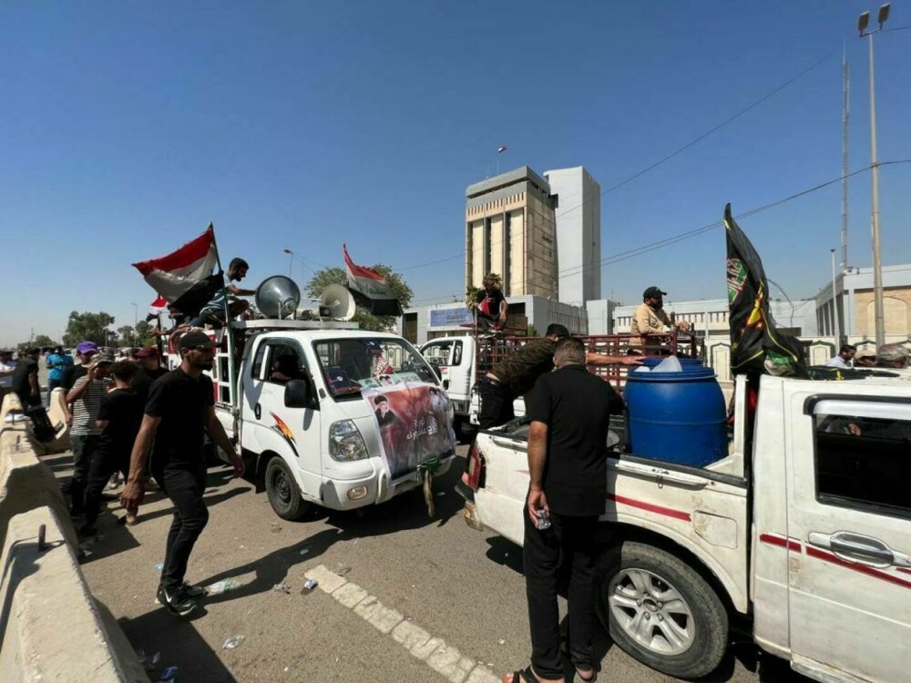Irak: Clădirile guvernamentale din Bagdad, ocupate de protestatari. Se trage cu muniție de război | GALERIE FOTO și VIDEO - Imaginea 10