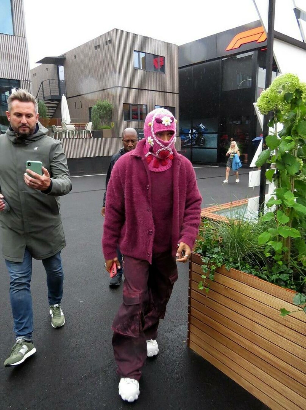 Starul care a purtat în public o căciulă roz tricotată, cu floricele. Doar ochii și nasul i se vedeau. FOTO - Imaginea 4