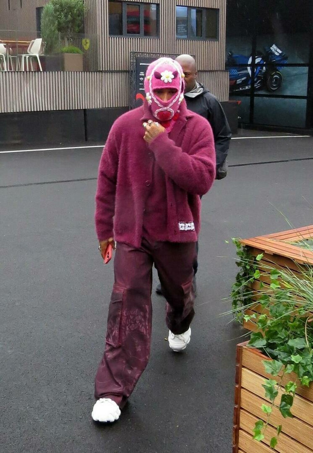 Starul care a purtat în public o căciulă roz tricotată, cu floricele. Doar ochii și nasul i se vedeau. FOTO - Imaginea 3