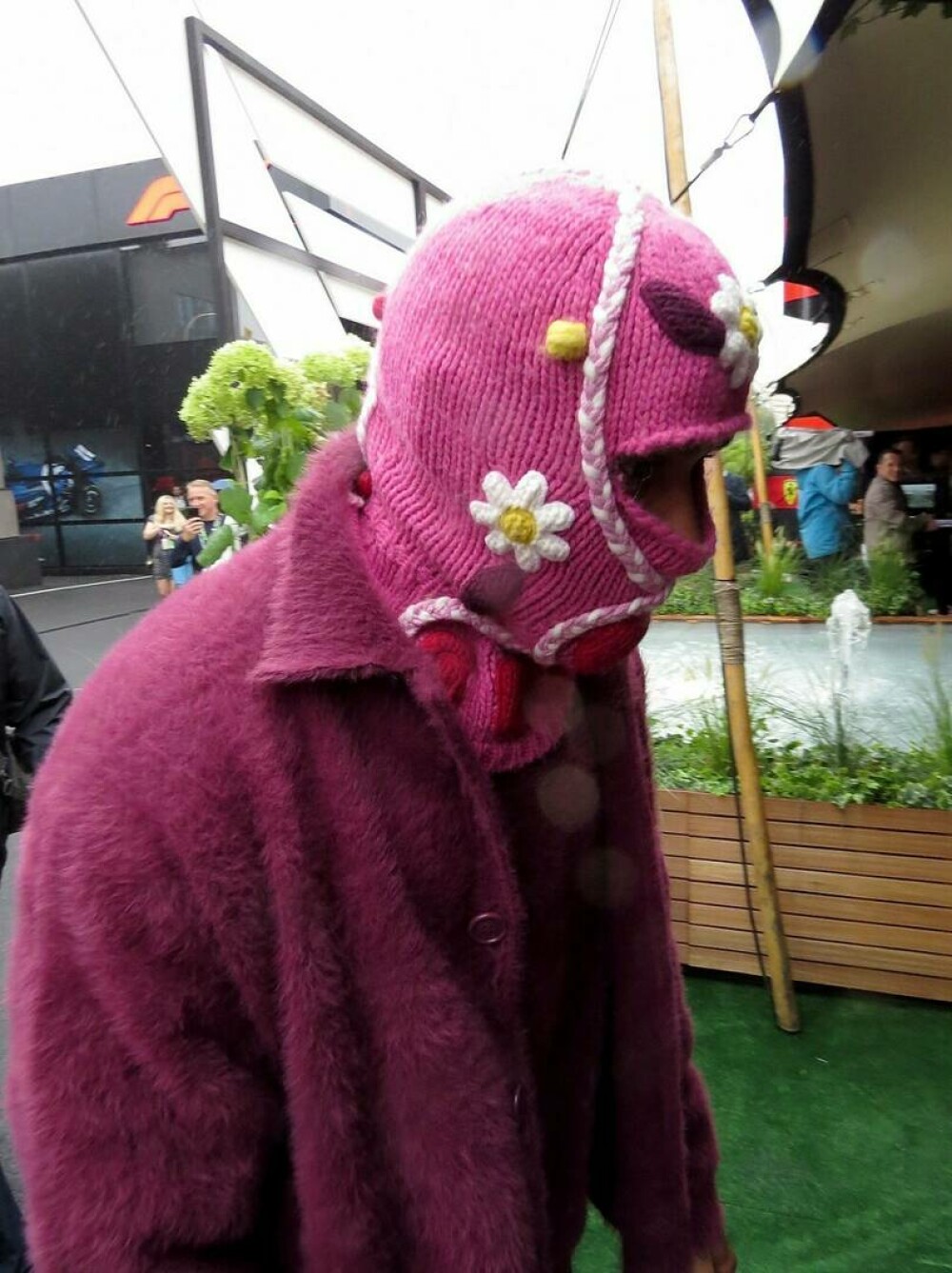 Starul care a purtat în public o căciulă roz tricotată, cu floricele. Doar ochii și nasul i se vedeau. FOTO - Imaginea 2