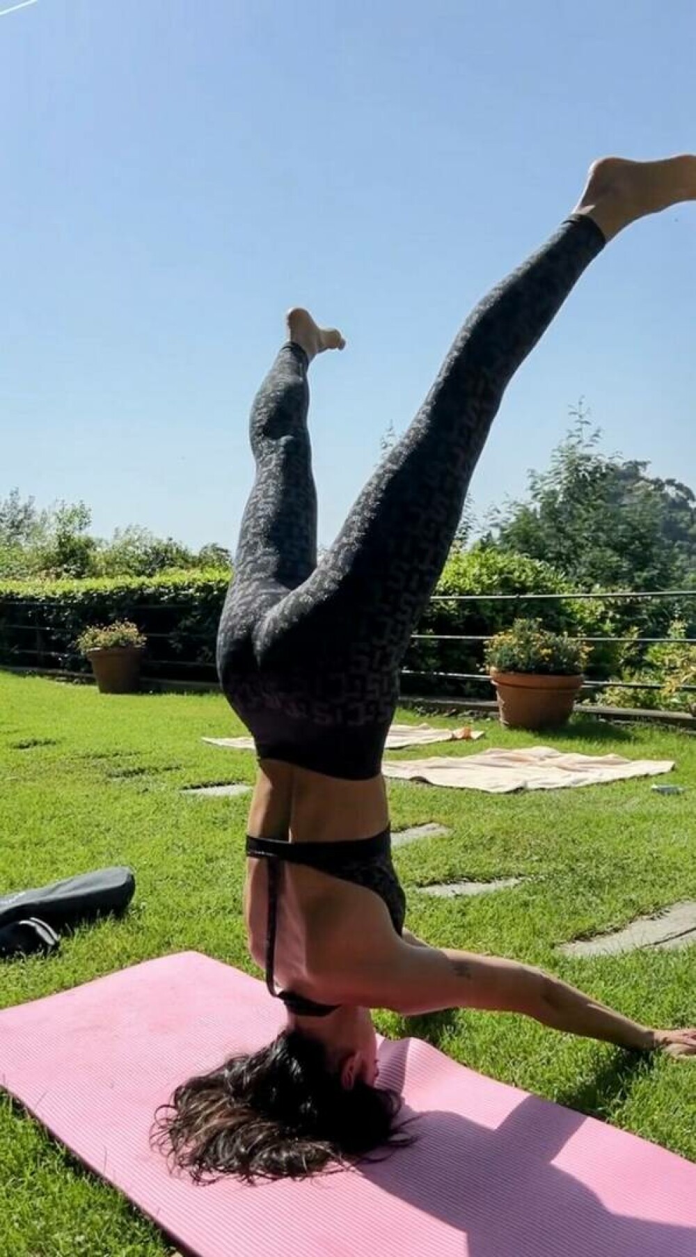 Cântăreața Dua Lipa își invită fanii la un curs de yoga | GALERIE FOTO - Imaginea 10