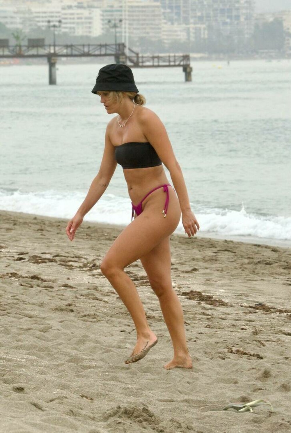Ashley Roberts, fosta membră „The Pussycat Dolls”, și-a arătat fizicul tonifiat pe o plajă din Marbella | GALERIE FOTO - Imaginea 4
