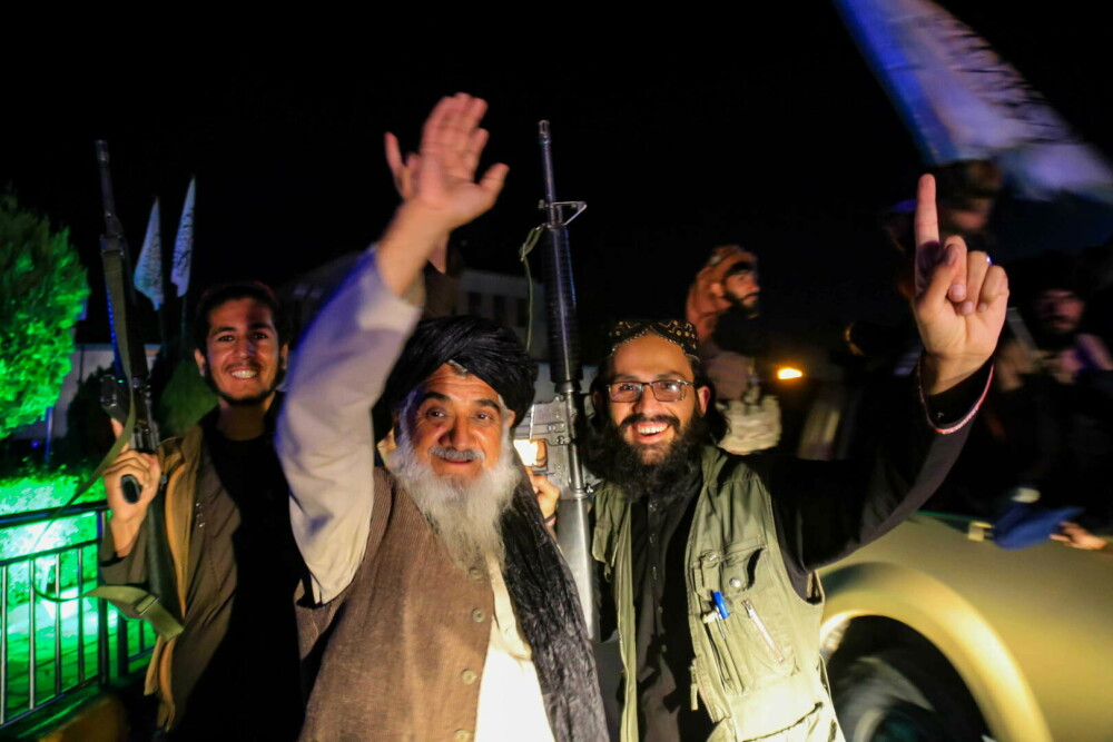 Talibanii sărbătoresc cu focuri de artificii un an de la retragerea trupelor SUA. GALERIE FOTO - Imaginea 3