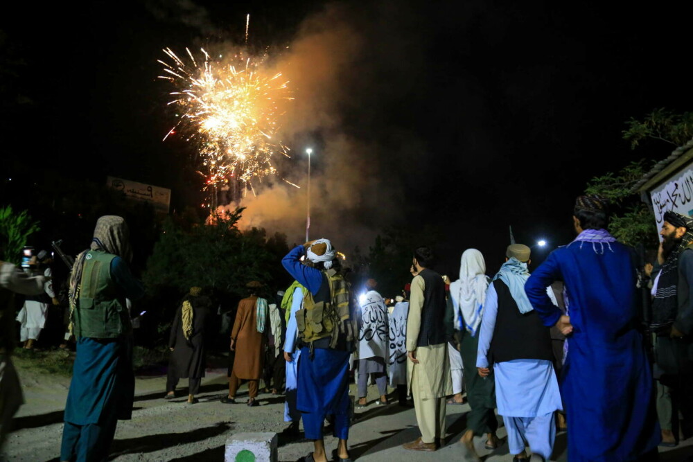 Talibanii sărbătoresc cu focuri de artificii un an de la retragerea trupelor SUA. GALERIE FOTO - Imaginea 4