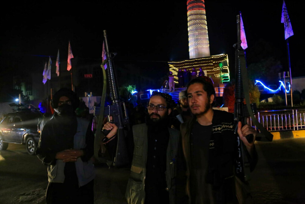 Talibanii sărbătoresc cu focuri de artificii un an de la retragerea trupelor SUA. GALERIE FOTO - Imaginea 6