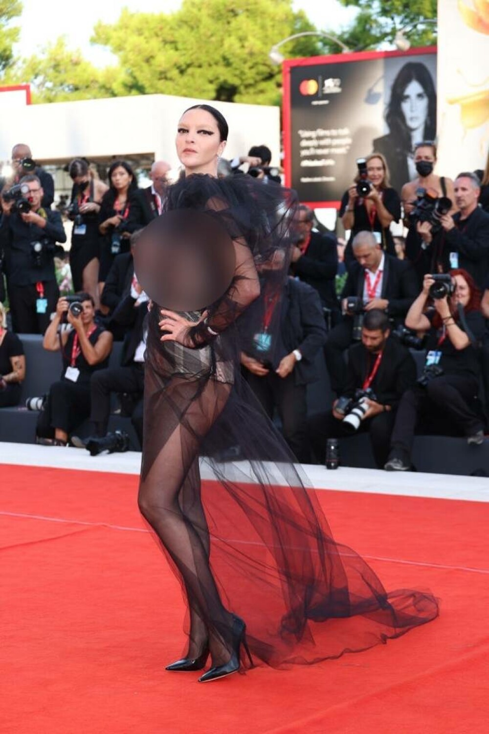 Actrița care a apărut cu sânii la vedere pe covorul roșu la Festivalul de Film de la Veneția. GALERIE FOTO - Imaginea 4