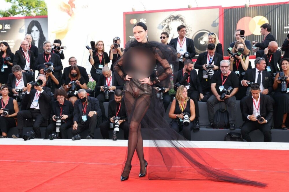 Actrița care a apărut cu sânii la vedere pe covorul roșu la Festivalul de Film de la Veneția. GALERIE FOTO - Imaginea 3