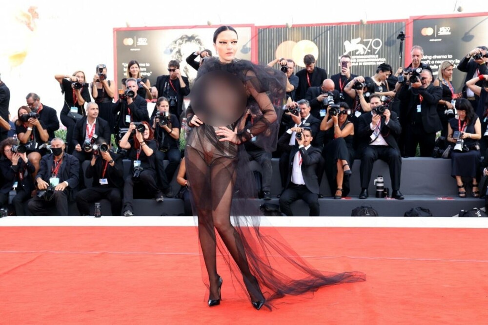 Actrița care a apărut cu sânii la vedere pe covorul roșu la Festivalul de Film de la Veneția. GALERIE FOTO - Imaginea 2