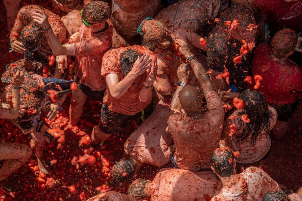 „Tomatina” a revenit după doi ani. 15.000 de persoane au folosit 130 de tone de roșii ca „muniție”. GALERIE FOTO - Imaginea 3