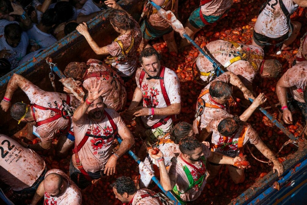 „Tomatina” a revenit după doi ani. 15.000 de persoane au folosit 130 de tone de roșii ca „muniție”. GALERIE FOTO - Imaginea 4