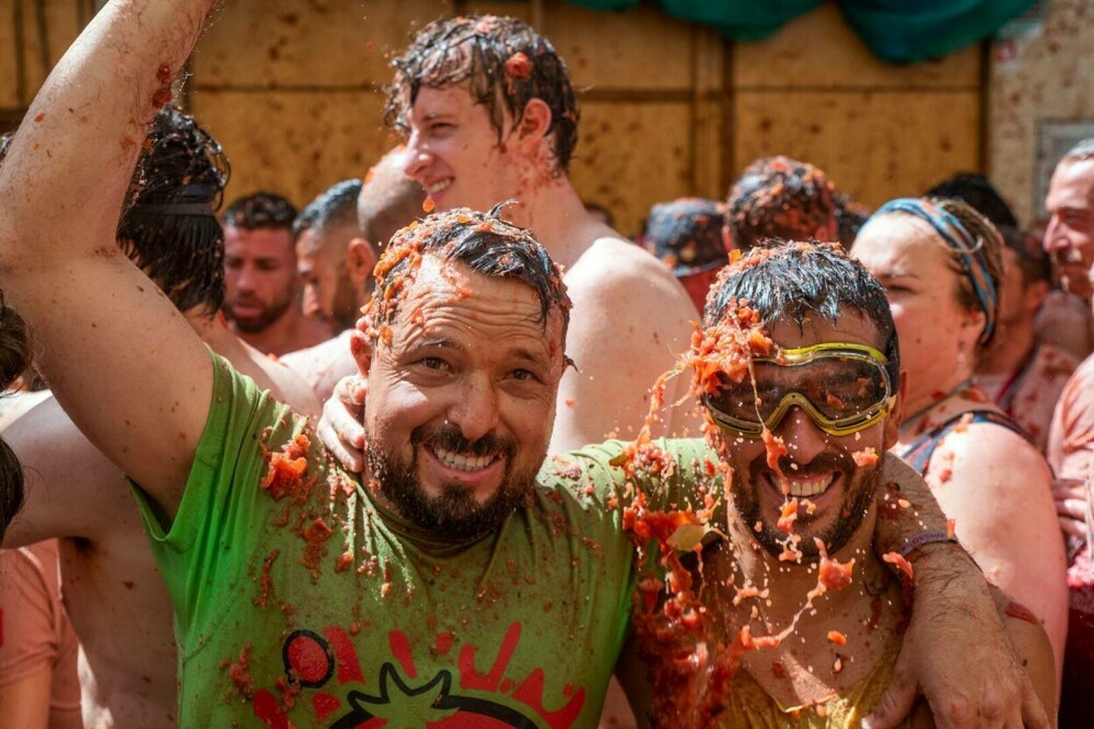 „Tomatina” a revenit după doi ani. 15.000 de persoane au folosit 130 de tone de roșii ca „muniție”. GALERIE FOTO - Imaginea 5