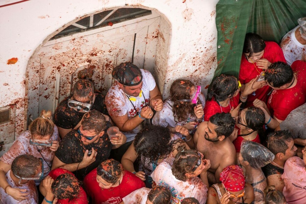 „Tomatina” a revenit după doi ani. 15.000 de persoane au folosit 130 de tone de roșii ca „muniție”. GALERIE FOTO - Imaginea 6