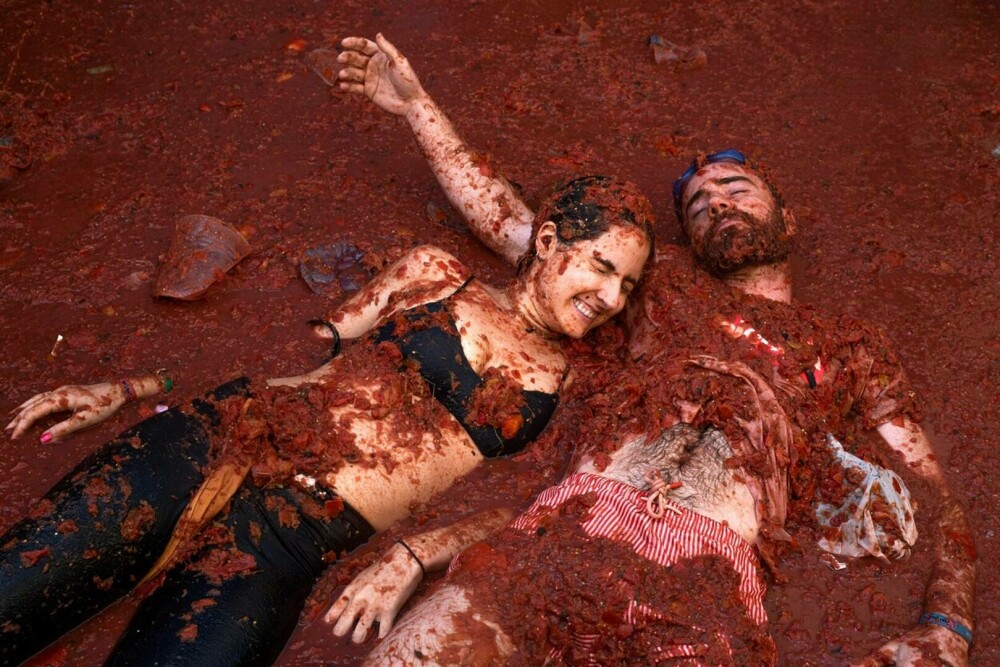 „Tomatina” a revenit după doi ani. 15.000 de persoane au folosit 130 de tone de roșii ca „muniție”. GALERIE FOTO - Imaginea 8