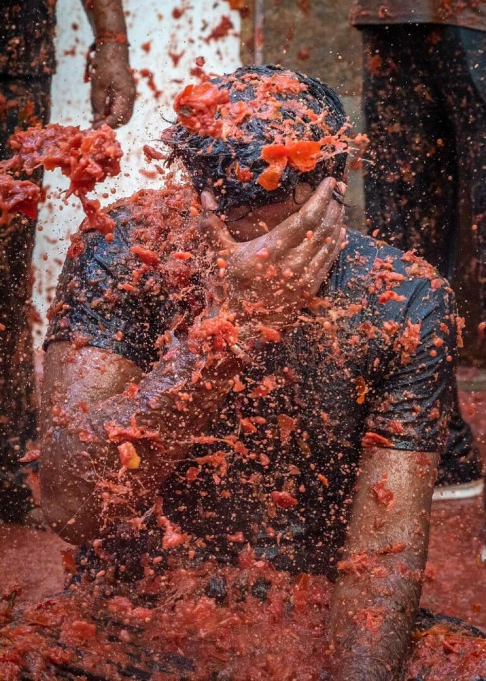 „Tomatina” a revenit după doi ani. 15.000 de persoane au folosit 130 de tone de roșii ca „muniție”. GALERIE FOTO - Imaginea 9