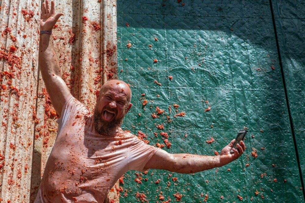 „Tomatina” a revenit după doi ani. 15.000 de persoane au folosit 130 de tone de roșii ca „muniție”. GALERIE FOTO - Imaginea 11