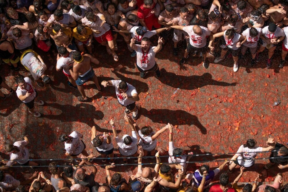 „Tomatina” a revenit după doi ani. 15.000 de persoane au folosit 130 de tone de roșii ca „muniție”. GALERIE FOTO - Imaginea 12