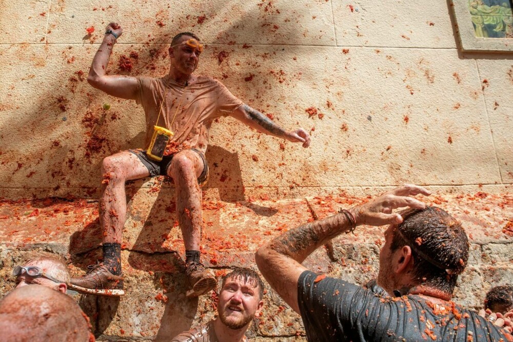 „Tomatina” a revenit după doi ani. 15.000 de persoane au folosit 130 de tone de roșii ca „muniție”. GALERIE FOTO - Imaginea 13