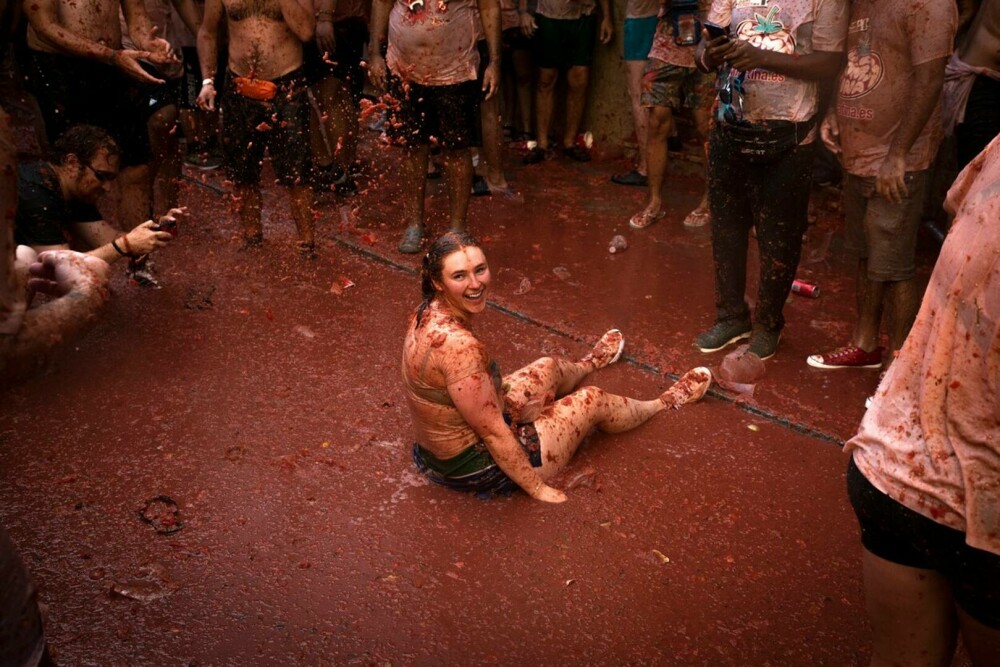 „Tomatina” a revenit după doi ani. 15.000 de persoane au folosit 130 de tone de roșii ca „muniție”. GALERIE FOTO - Imaginea 15