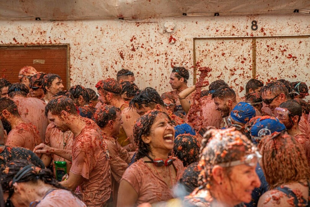 „Tomatina” a revenit după doi ani. 15.000 de persoane au folosit 130 de tone de roșii ca „muniție”. GALERIE FOTO - Imaginea 16