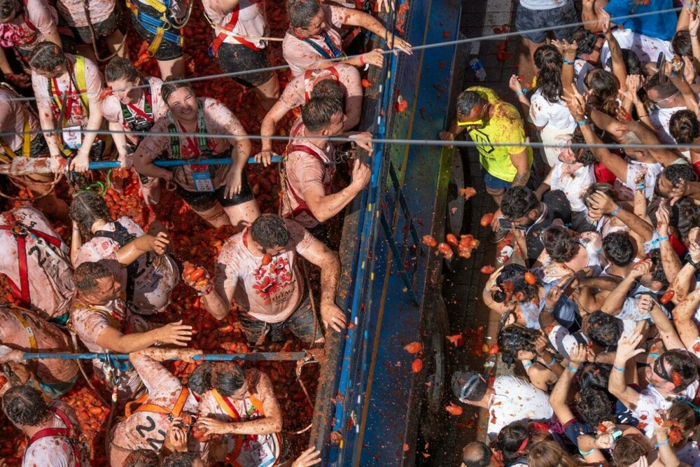 „Tomatina” a revenit după doi ani. 15.000 de persoane au folosit 130 de tone de roșii ca „muniție”. GALERIE FOTO - Imaginea 17