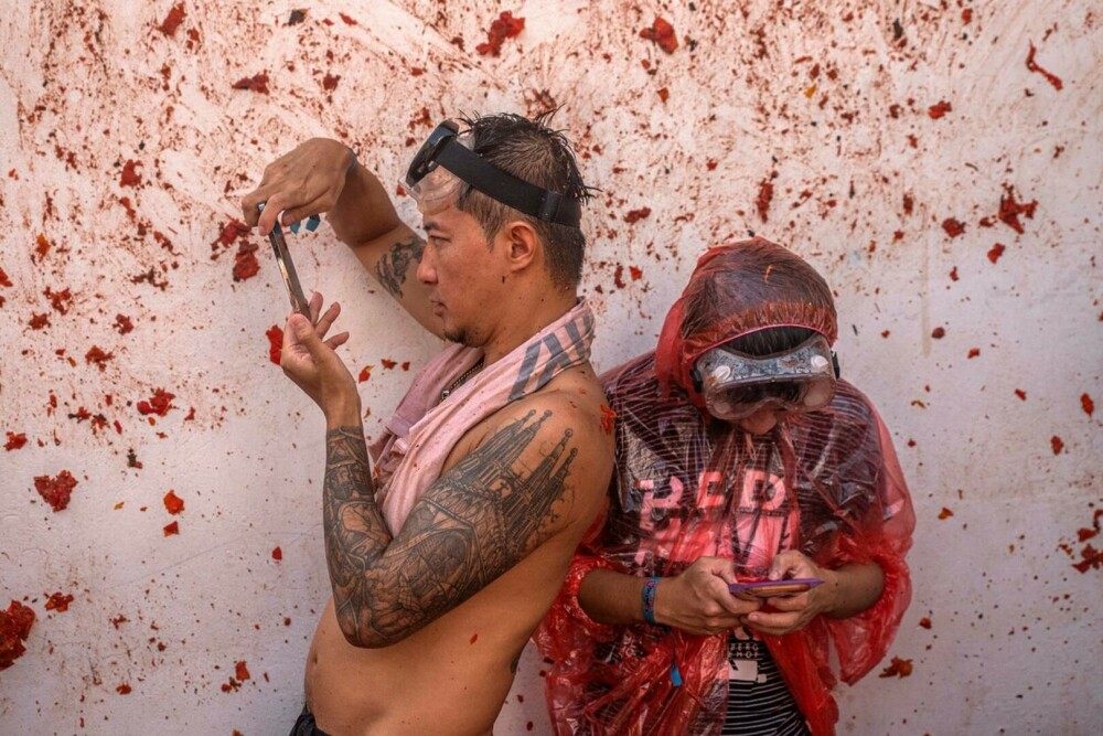 „Tomatina” a revenit după doi ani. 15.000 de persoane au folosit 130 de tone de roșii ca „muniție”. GALERIE FOTO - Imaginea 18