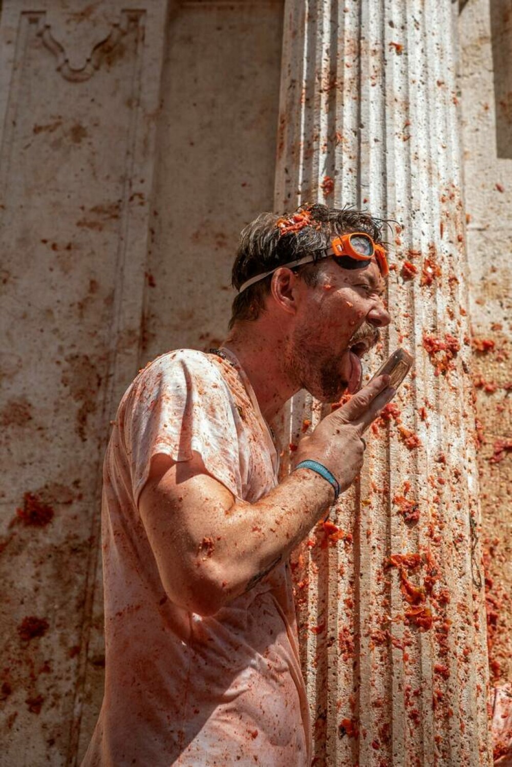 „Tomatina” a revenit după doi ani. 15.000 de persoane au folosit 130 de tone de roșii ca „muniție”. GALERIE FOTO - Imaginea 19