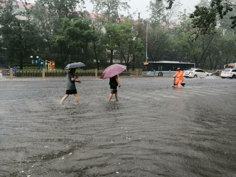 Ploile și inundațiile au semănat dezastru în Beijing și orașele din apropiere. cel puţin 11 morţi şi 27, dispăruţi | FOTO - Imaginea 13