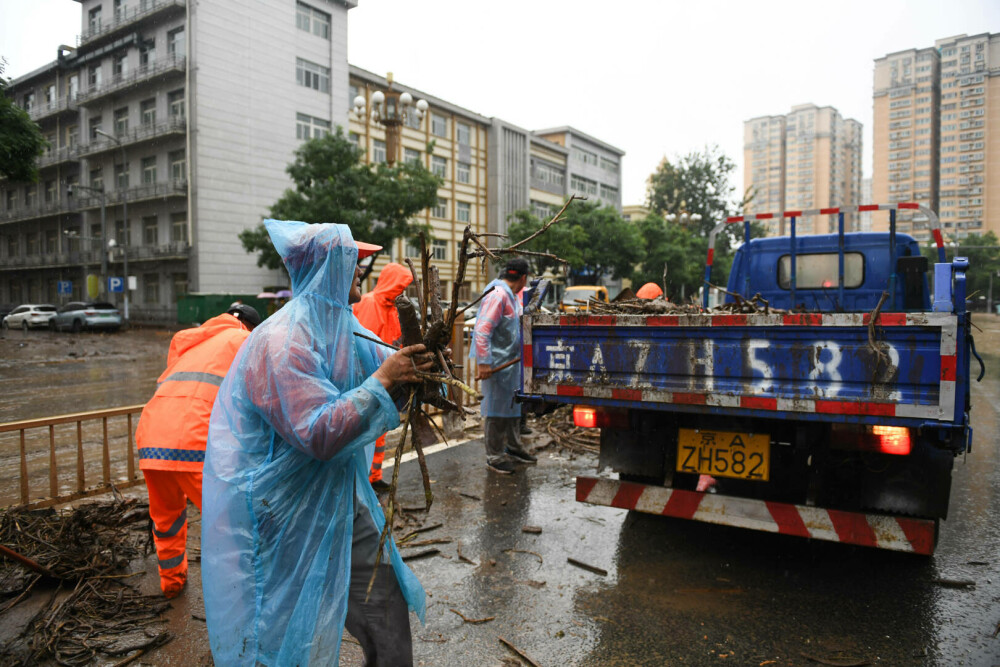 Ploile și inundațiile au semănat dezastru în Beijing și orașele din apropiere. cel puţin 11 morţi şi 27, dispăruţi | FOTO - Imaginea 17